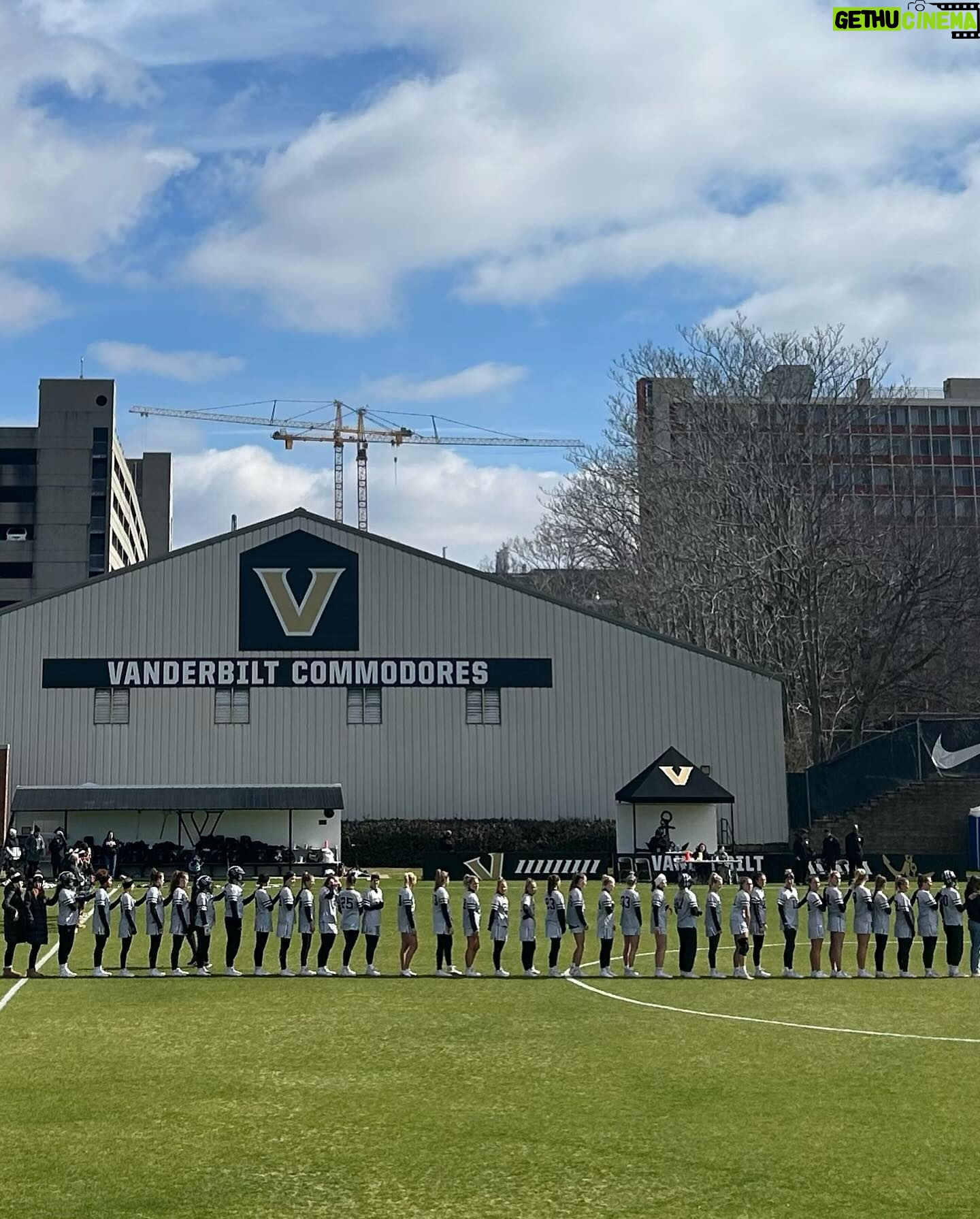 Lara Spencer Instagram - Let the Lax season begin!!! First home game and a big W in the books!! Go Dores! ⚓️💛🖤