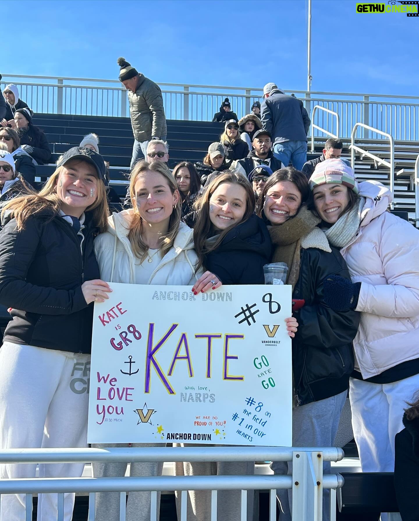 Lara Spencer Instagram - Let the Lax season begin!!! First home game and a big W in the books!! Go Dores! ⚓️💛🖤