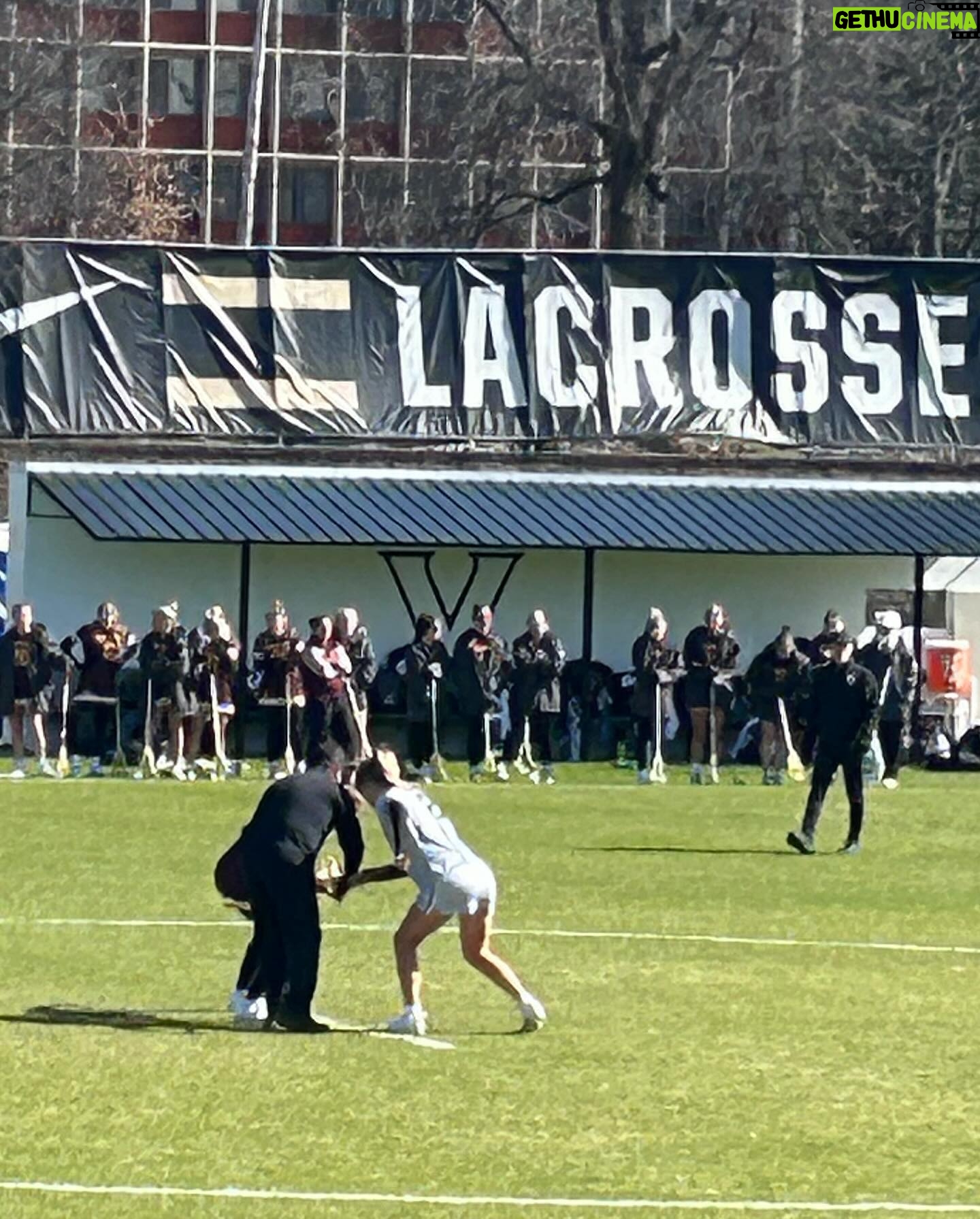 Lara Spencer Instagram - Let the Lax season begin!!! First home game and a big W in the books!! Go Dores! ⚓️💛🖤