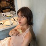 Larine Tang Yue-Ping Instagram - 美好假期=快手亂化妝但滿意 唔梳頭但驚喜 晚餐很想吃剁椒魚頭 但是被閨蜜制止了 很好🫶