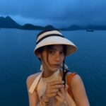 Larine Tang Yue-Ping Instagram - 夕陽無限好 只是黃昏近 但是 黃昏也可以別有一番美意，也可以是正念。 黑夜雖然黑，但是在黑夜裡才看到發光的星。 許願的流星🌠 指引迷途的北斗星✨ #轉念的重要性