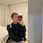 Larine Tang Yue-Ping Instagram - #射手座的腦洞系列 最近想買一個紅色嘅電話殼🧠 喺街又唔見有心水，上網訂又要等一個禮拜。 心急嘅射手座點可能等！！！！？！？ 於是乎，隱藏喺體內嘅創作基因蠢蠢欲動，腦海入邊彷彿有一把聲音指引我， 只有我！自己！！！先可以整到一個完美嘅電話殼！ 我係一個，一有諗法即刻要做嘅人， 9秒9買咗個紅色嘅電話殼 返到屋企，審視左一圈， 放棄咗，平時喺深水埗買嘅珠仔， 最後睇中咗早排買個對耳環，剪完，發現唔夠….咁再剪過囉。 雖然心有不捨，但係點會比區區一舊鐵限制我嘅創意呢？ 係咪？ 剪完對耳環之後，目光落在了一副塵封已久嘅太陽眼鏡。 好似都幾襯， 唔好諗，夜啦！ 剪！ 第二日瞓醒。望住枱頭嗰一個非主流山寨味濃bigbang系列電話殼 我…….. 呢一刻仲有冇得返轉頭？ 各位身邊嘅親朋好友，可唔可以勸吓我，唔好再DIY 🥲 唔該阻止我🫂 同埋不如你哋同我講，其實個殼都幾靚吖