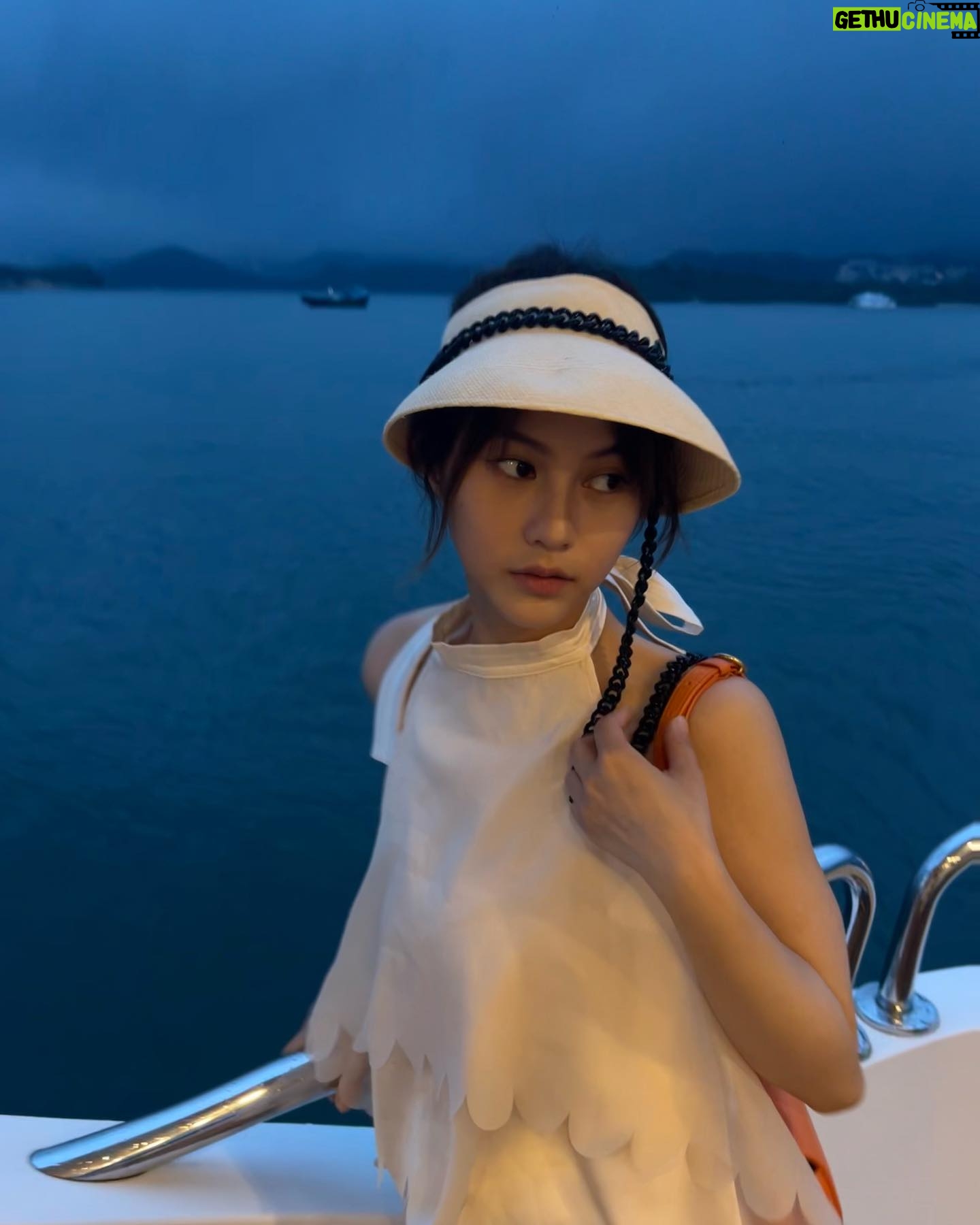 Larine Tang Yue-Ping Instagram - 夕陽無限好 只是黃昏近 但是 黃昏也可以別有一番美意,也可以是正念。 黑夜雖然黑,但是在黑夜裡才看到發光的星。 許願的流星🌠 指引迷途的北斗星✨ #轉念的重要性