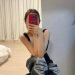 Larine Tang Yue-Ping Instagram - #射手座的腦洞系列 最近想買一個紅色嘅電話殼🧠 喺街又唔見有心水，上網訂又要等一個禮拜。 心急嘅射手座點可能等！！！！？！？ 於是乎，隱藏喺體內嘅創作基因蠢蠢欲動，腦海入邊彷彿有一把聲音指引我， 只有我！自己！！！先可以整到一個完美嘅電話殼！ 我係一個，一有諗法即刻要做嘅人， 9秒9買咗個紅色嘅電話殼 返到屋企，審視左一圈， 放棄咗，平時喺深水埗買嘅珠仔， 最後睇中咗早排買個對耳環，剪完，發現唔夠….咁再剪過囉。 雖然心有不捨，但係點會比區區一舊鐵限制我嘅創意呢？ 係咪？ 剪完對耳環之後，目光落在了一副塵封已久嘅太陽眼鏡。 好似都幾襯， 唔好諗，夜啦！ 剪！ 第二日瞓醒。望住枱頭嗰一個非主流山寨味濃bigbang系列電話殼 我…….. 呢一刻仲有冇得返轉頭？ 各位身邊嘅親朋好友，可唔可以勸吓我，唔好再DIY 🥲 唔該阻止我🫂 同埋不如你哋同我講，其實個殼都幾靚吖