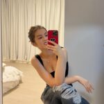 Larine Tang Yue-Ping Instagram - #射手座的腦洞系列 最近想買一個紅色嘅電話殼🧠 喺街又唔見有心水，上網訂又要等一個禮拜。 心急嘅射手座點可能等！！！！？！？ 於是乎，隱藏喺體內嘅創作基因蠢蠢欲動，腦海入邊彷彿有一把聲音指引我， 只有我！自己！！！先可以整到一個完美嘅電話殼！ 我係一個，一有諗法即刻要做嘅人， 9秒9買咗個紅色嘅電話殼 返到屋企，審視左一圈， 放棄咗，平時喺深水埗買嘅珠仔， 最後睇中咗早排買個對耳環，剪完，發現唔夠….咁再剪過囉。 雖然心有不捨，但係點會比區區一舊鐵限制我嘅創意呢？ 係咪？ 剪完對耳環之後，目光落在了一副塵封已久嘅太陽眼鏡。 好似都幾襯， 唔好諗，夜啦！ 剪！ 第二日瞓醒。望住枱頭嗰一個非主流山寨味濃bigbang系列電話殼 我…….. 呢一刻仲有冇得返轉頭？ 各位身邊嘅親朋好友，可唔可以勸吓我，唔好再DIY 🥲 唔該阻止我🫂 同埋不如你哋同我講，其實個殼都幾靚吖