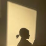 Larine Tang Yue-Ping Instagram - #射手座的腦洞系列 最近想買一個紅色嘅電話殼🧠 喺街又唔見有心水，上網訂又要等一個禮拜。 心急嘅射手座點可能等！！！！？！？ 於是乎，隱藏喺體內嘅創作基因蠢蠢欲動，腦海入邊彷彿有一把聲音指引我， 只有我！自己！！！先可以整到一個完美嘅電話殼！ 我係一個，一有諗法即刻要做嘅人， 9秒9買咗個紅色嘅電話殼 返到屋企，審視左一圈， 放棄咗，平時喺深水埗買嘅珠仔， 最後睇中咗早排買個對耳環，剪完，發現唔夠….咁再剪過囉。 雖然心有不捨，但係點會比區區一舊鐵限制我嘅創意呢？ 係咪？ 剪完對耳環之後，目光落在了一副塵封已久嘅太陽眼鏡。 好似都幾襯， 唔好諗，夜啦！ 剪！ 第二日瞓醒。望住枱頭嗰一個非主流山寨味濃bigbang系列電話殼 我…….. 呢一刻仲有冇得返轉頭？ 各位身邊嘅親朋好友，可唔可以勸吓我，唔好再DIY 🥲 唔該阻止我🫂 同埋不如你哋同我講，其實個殼都幾靚吖