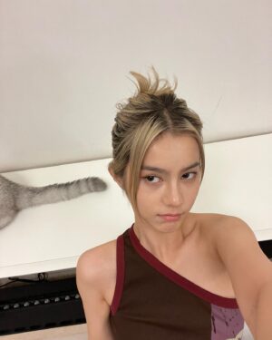 Larine Tang Yue-Ping Instagram - 都係想趁未落妝同你影張相🥲
最後都係要黎強制性 👀