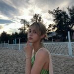 Larine Tang Yue-Ping Instagram - ⌛️ 這個夏天曬黑了😼 但是我還是幾喜歡這個黑黑的自己呢🦥 在這一年 我發現無論是那一個自己，醜的美的，好的頑皮的，emo的正面的糟糕的。 我都懂得接受喜歡自己和放過自己🐾🐾🐾 懂得愛自己才有愛去愛世界 懂得欣賞自己也會更欣賞世界