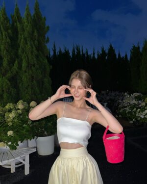 Larine Tang Yue-Ping Instagram - 今天不想營業x2
不想化妝x99
所以請大家繼續欣賞昨天的美照x2