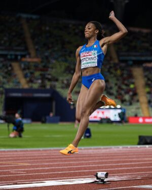 Larissa Iapichino Instagram - Chiudo al quinto posto questo campionato europeo in una gara con condizioni non semplici.
È stato bellissimo poter gareggiare con le mie fantastiche colleghe e in questo meraviglioso contesto. Ringrazio tutti per il supporto!🌧💙🇮🇹
@giannino1969 @jump4excellence @atleticaitaliana 
@conisocial 
@munich2022 
#fiammegialle🔰 
@pumaperformance 
@puma 
#thebestisyettocome
Ph. @chiammmmonte