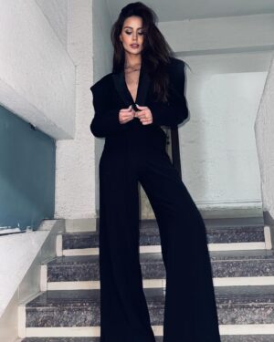 Larissa Bonesi Instagram - 🖤