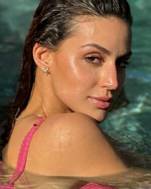 Larissa Bonesi Instagram - 🩷🌺