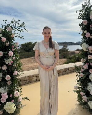 Larissa Rieß Instagram - Here we go again 🤍 

#PregnancyPart2 #pregnant #pregnantstyle #pregnantwedding #ibiza