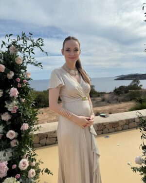 Larissa Rieß Instagram - Here we go again 🤍 

#PregnancyPart2 #pregnant #pregnantstyle #pregnantwedding #ibiza
