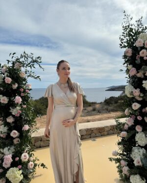 Larissa Rieß Instagram - Here we go again 🤍 

#PregnancyPart2 #pregnant #pregnantstyle #pregnantwedding #ibiza
