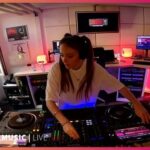 Larissa Rieß Instagram – Zu Gast bei der legendären @radiosunshinelive DJ‘s afterwork 🩵