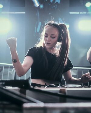 Larissa Rieß Instagram - Luft und Liebe Festival 🩷
.
.
.
.
.
.

#dj #producer #pregnantdj #pregnant #techno