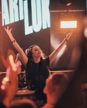 Larissa Rieß Instagram - Luft und Liebe Festival 🩷
.
.
.
.
.
.

#dj #producer #pregnantdj #pregnant #techno