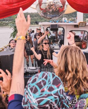 Larissa Rieß Instagram - @sonnemondsternefestival on a boat 🚣🏻❤️