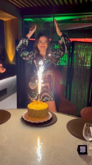 Laryssa Dias Instagram - Viver é um presente 💜
#mybirthday 

#laryssadias #aniversario #festa