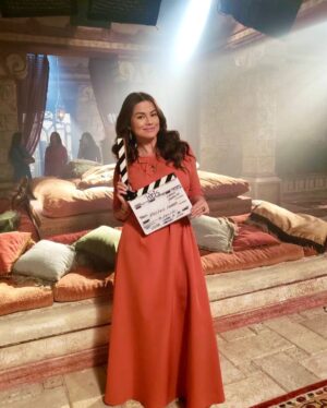 Laryssa Dias Instagram - AÇÃO 🎬 'Afra' no set 💃🏻
Hoje teremos fortes emoções em #seriereis às 21h 📺
Que personagem afrontosa e corajosa essa Afra!! 
Bora assistir porque a 8ª Temporada está emocionante ⚔️👑

#seriereis #aconsequencia 

#atriz #laryssadias