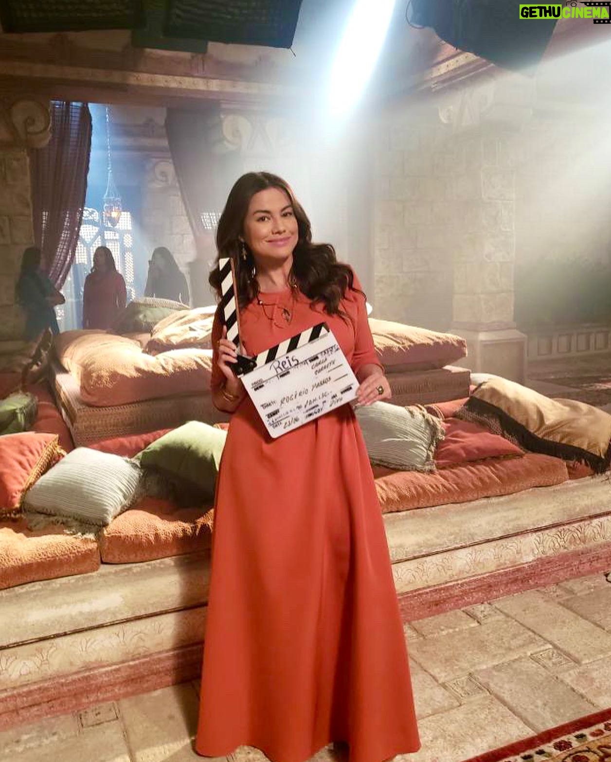 Laryssa Dias - 3 Likes - AÇÃO 🎬 'Afra' no set 💃🏻
Hoje teremos fortes emoções em #seriereis às 21h 📺
Que personagem afrontosa e corajosa essa Afra!!
Bora assistir porque a 8ª Temporada está emocionante ⚔️👑
#seriereis #aconsequencia
#atriz #laryssadias