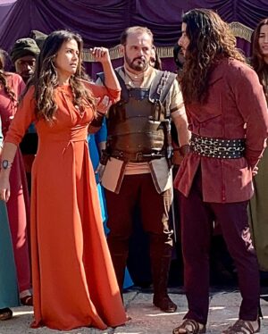 Laryssa Dias Instagram - AÇÃO 🎬 'Afra' no set 💃🏻
Hoje teremos fortes emoções em #seriereis às 21h 📺
Que personagem afrontosa e corajosa essa Afra!! 
Bora assistir porque a 8ª Temporada está emocionante ⚔️👑

#seriereis #aconsequencia 

#atriz #laryssadias