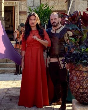 Laryssa Dias Instagram - AÇÃO 🎬 'Afra' no set 💃🏻
Hoje teremos fortes emoções em #seriereis às 21h 📺
Que personagem afrontosa e corajosa essa Afra!! 
Bora assistir porque a 8ª Temporada está emocionante ⚔️👑

#seriereis #aconsequencia 

#atriz #laryssadias