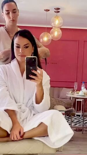 Laryssa Dias Instagram - Revelar sua autenticidade é transbordar sua verdade nos mais sutis movimentos, defender quem você é e o que acredita tem muita força, é o atrativo principal para a conexão acontecer 🤍

Corre nos Stories e inscreva-se para participar do meu encontro com empreendedoras em Joinville no dia 27.01! Link na Bio!!

Lary

#laryssadias #empreendedoras #comunicacao #mood