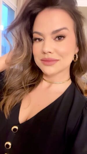 Laryssa Dias Instagram - Outubro já brilhaaa 🌟
#mood

#makeup #lookdodia #beautiful #beauty #laryssadias