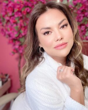 Laryssa Dias Instagram - Ser você mesma é um processo libertador! É leve! É verdadeiro!
Não importa o que pensam...
Apropriar-se da sua verdade é um presente a si mesma!!

Lary 🤍

#laryssadias #atriz #autoestima #amorproprio #mood #makeup #beauty #beleza #maquiagem