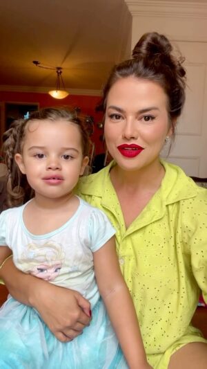 Laryssa Dias Instagram - @bolofofos contrata a gente?! 🎙️😍
Amor da minha vidaaaaa #Liz
#tiaLary #duasartistas

#laryssadias #sobrinha #lizocadatialary #amor