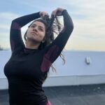 Lasya Nagaraj Instagram - #trikonasana #yogapose #morningroutine #canada #beautifulmornings #sunrise #rejuvenate