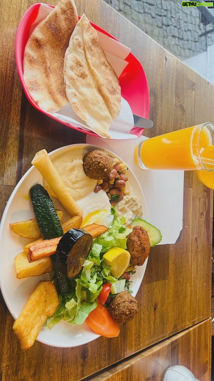 Lasya Nagaraj Instagram - Yummy yummy, super yummy German foood πππ Berlin is known for itβs amazing goood quality food! I already want it again π«π© (And there were more amazing food plates I havenβt clicked :( ) . . . . #food #germanfood #foodreels #differentcuisines #getmancuisine #pretzels #beers #berlinfood #foodvlog
