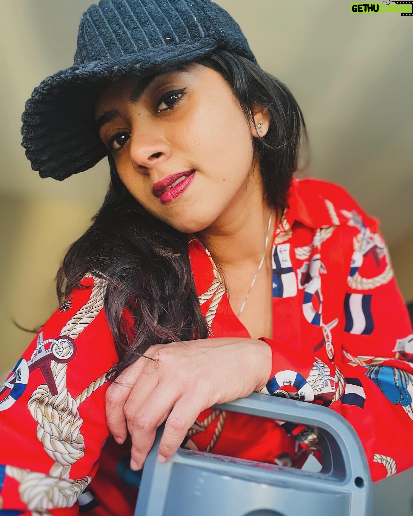 Lasya Nagaraj Instagram - Soaking in the Canadian vibes .. #chillvibes #canada #feelinggood #harshwavessettling