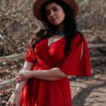 Lasya Nagaraj Instagram - Photography : @ansh_sogani . . . . #reddress #sunisshining #photography #northamerica #grasslands #ladyinred #lasyanagraj
