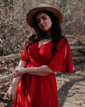 Lasya Nagaraj Instagram - Photography : @ansh_sogani 
.
.
.
.
#reddress #sunisshining #photography #northamerica #grasslands #ladyinred #lasyanagraj