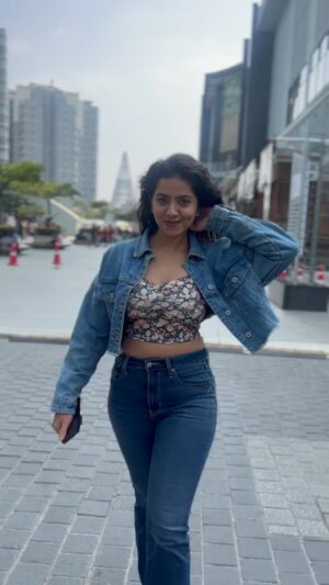 Lasya Nagaraj Instagram - Do not ask me how much I miss Bangalore and my place of peace and bliss “Orion Mall lake side” 🫠🫠😞😞🥺
.
.

.
#bangalore #bangaloregirls #karnataka #india #indian