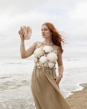Laurène Arnoux Instagram - Calypso 🐚 
Par @blanchard.elisa 
Wearing @jeannefriot