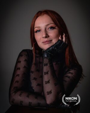 Laurène Arnoux Instagram - Très heureuse de vous annoncer que je rejoins le jury de la 13ème édition du @nikonfilmfestival 🎬 

Headshot by queen @kirstiepike_