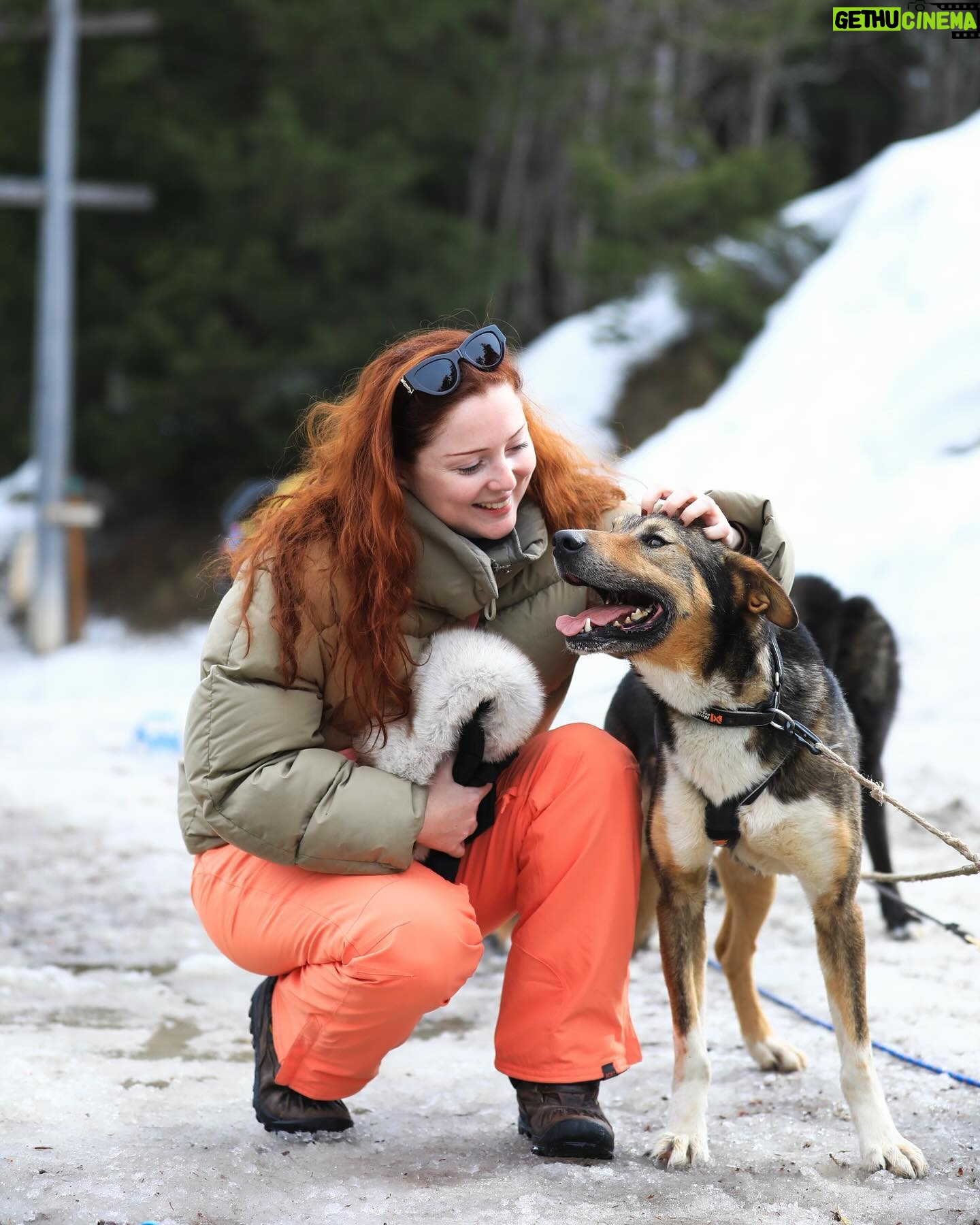 Laurène Arnoux Instagram - En mode montagne 😘 (c’est Garfield la troisième photo)