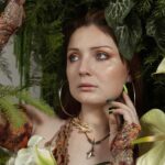 Laurène Arnoux Instagram – Mother Nature 
Part.2

🌱
Muah @emmaollivier.mua 
Photographe @blanchard.Elisa 
Floral designer @anthonydenisflorist 
Nails @kealasty_duduh 
Stylisme @jeannefriot 
Lieu @atelierlafille 
Assistant @nicolas.costy