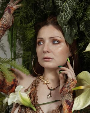 Laurène Arnoux Instagram - Mother Nature 
Part.2

🌱
Muah @emmaollivier.mua 
Photographe @blanchard.Elisa 
Floral designer @anthonydenisflorist 
Nails @kealasty_duduh 
Stylisme @jeannefriot 
Lieu @atelierlafille 
Assistant @nicolas.costy