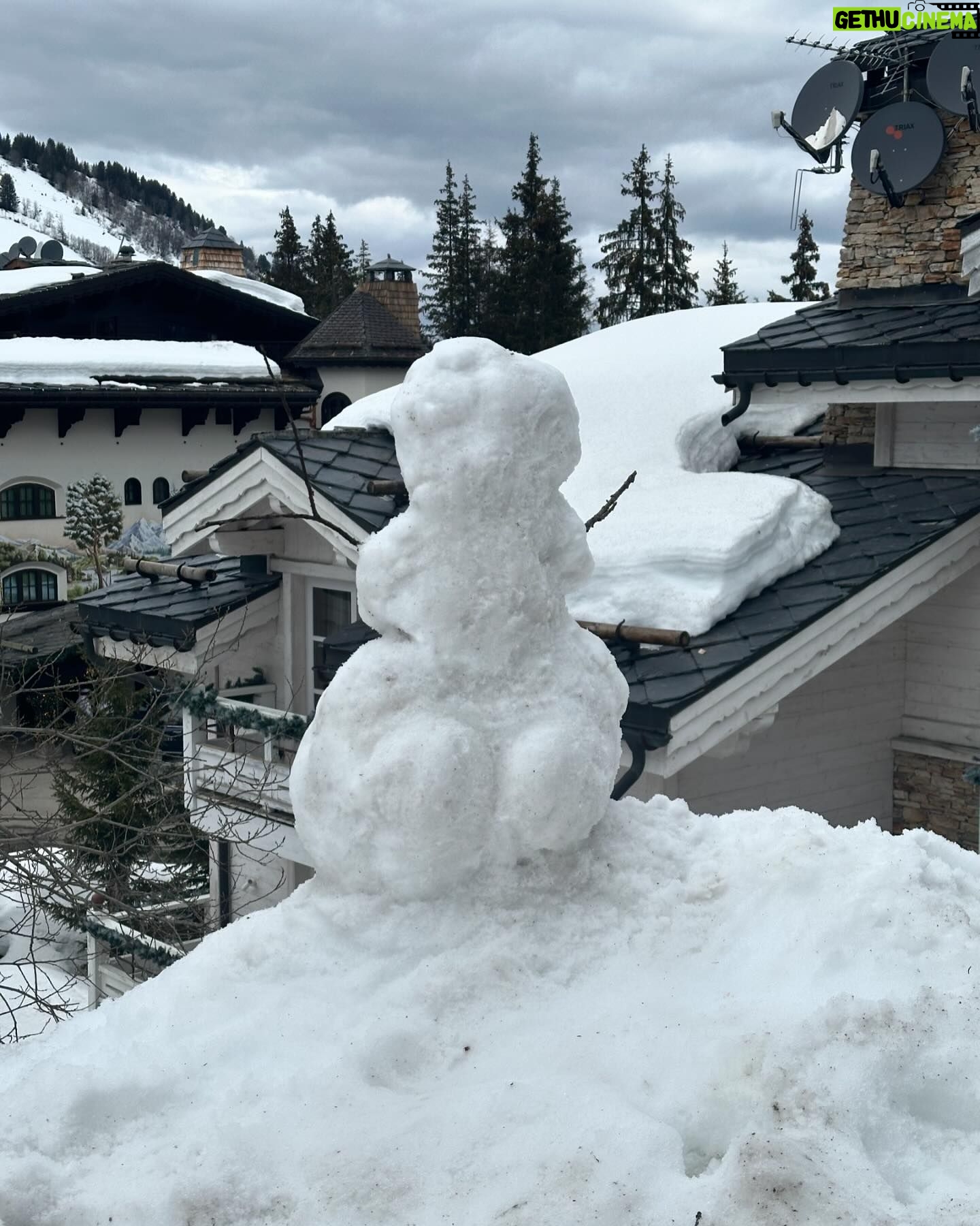 Laurène Arnoux Instagram - En mode montagne 😘 (c’est Garfield la troisième photo)