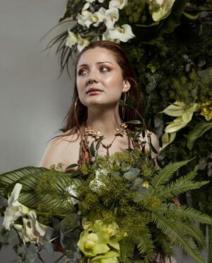 Laurène Arnoux Instagram - Mother Nature 
Part.2

🌱
Muah @emmaollivier.mua 
Photographe @blanchard.Elisa 
Floral designer @anthonydenisflorist 
Nails @kealasty_duduh 
Stylisme @jeannefriot 
Lieu @atelierlafille 
Assistant @nicolas.costy
