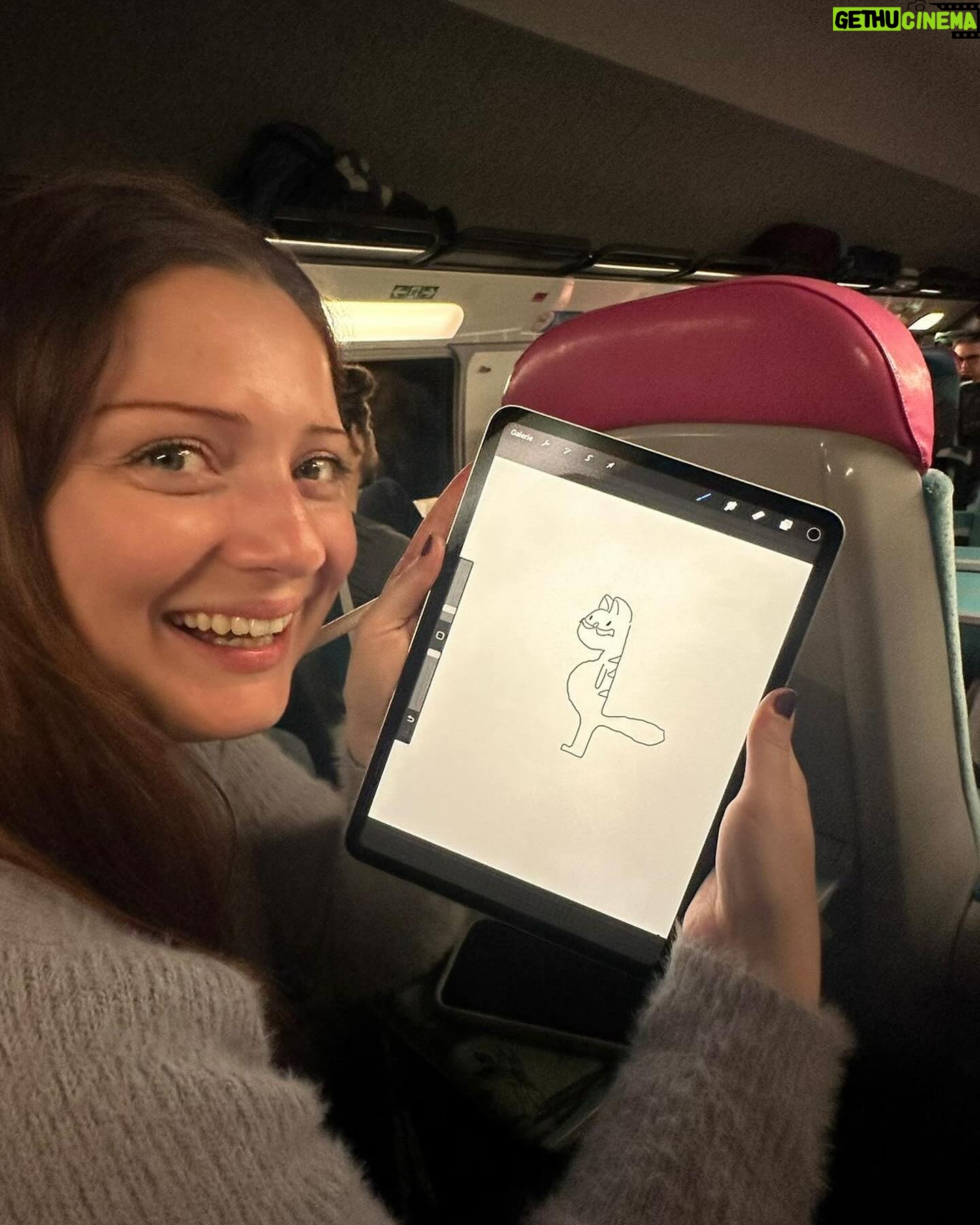 Laurène Arnoux Instagram - En mode montagne 😘 (c’est Garfield la troisième photo)