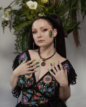 Laurène Arnoux Instagram - Mother of frogs 🌱

Muah @emmaollivier.mua 
Photographe @blanchard.elisa 
Floral designer @anthonydenisflorist 
Grenouilles @tortizard 
Nails @kealasty_duduh 
Lieu @atelierlafille 
Assistant @nicolas.costy