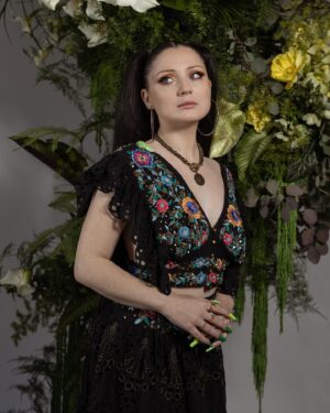 Laurène Arnoux Instagram - Mother of frogs 🌱

Muah @emmaollivier.mua 
Photographe @blanchard.elisa 
Floral designer @anthonydenisflorist 
Grenouilles @tortizard 
Nails @kealasty_duduh 
Lieu @atelierlafille 
Assistant @nicolas.costy