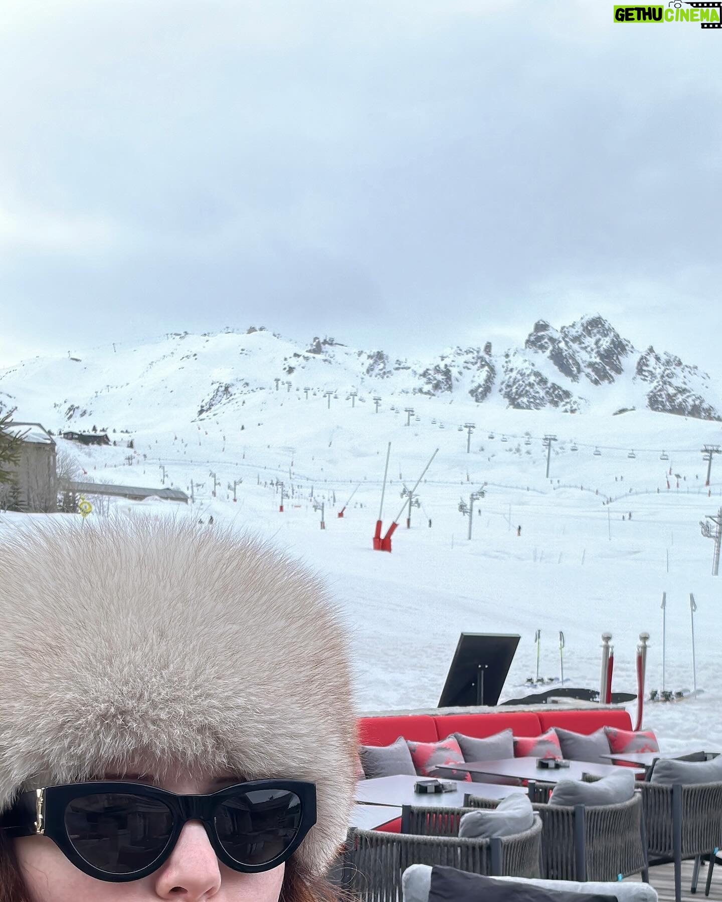 Laurène Arnoux Instagram - En mode montagne 😘 (c’est Garfield la troisième photo)