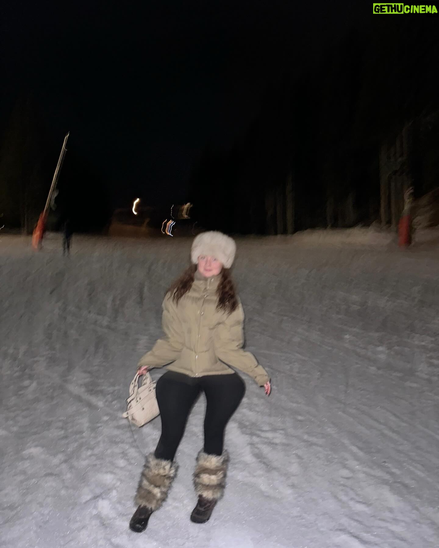 Laurène Arnoux Instagram - En mode montagne 😘 (c’est Garfield la troisième photo)